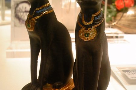 エジプトの猫と“スカラベ”ネックレス